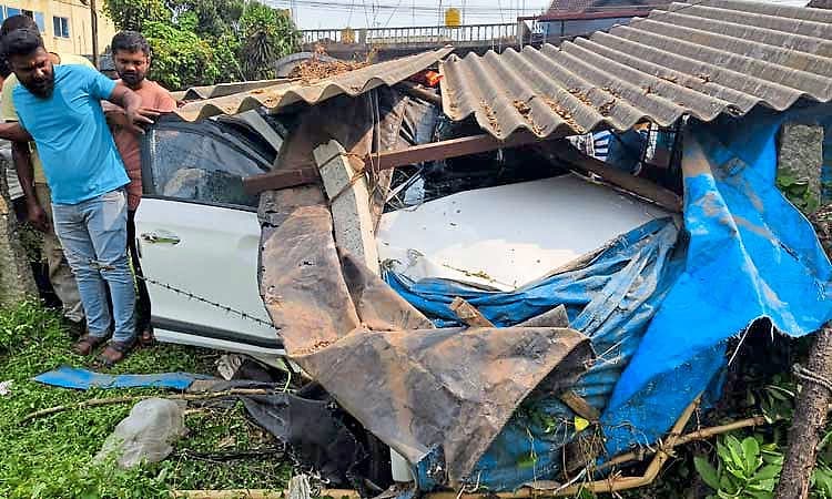 ಕಾರು ಚಾಲಕನ ಅಜಾಗರೂಕತೆ... ಬಸ್ ಢಿಕ್ಕಿ ಹೊಡೆದ ರಭಸಕ್ಕೆ ಅಂಗಡಿಗೆ ನುಗ್ಗಿದ ಕಾರು