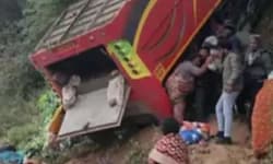 Tragedy; ಕಂದಕಕ್ಕೆ ಉರುಳಿಬಿದ್ದ ಬಸ್: ಕನಿಷ್ಠ 9 ಸಾವು,  22 ಜನರಿಗೆ ಗಾಯ