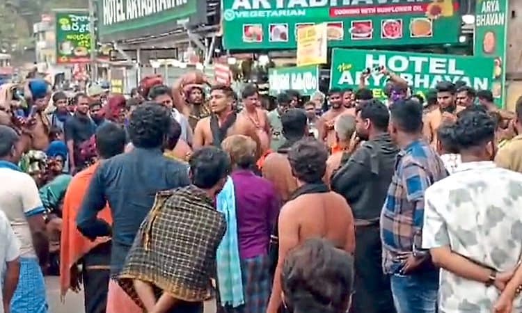 ಕೇರಳದ ಏರುಮೇಲಿಯಲ್ಲಿ ಶಿವಮೊಗ್ಗದ ಶಬರಿಮಲೆ ಯಾತ್ರಾತ್ರಿಗಳಿಂದ ದಿಢೀರ್‌ ಪ್ರತಿಭಟನೆ