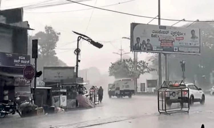 ಬೆಳಗಾವಿಯಲ್ಲಿ ಧಾರಾಕಾರ ಮಳೆ: ಅಕಾಲಿಕ ಮಳೆಯಿಂದಾಗಿ ಪರದಾಡಿದ ಜನತೆ