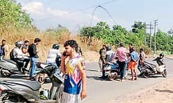 Kuvettu: ವಿದ್ಯುತ್ ತಂತಿ ರಸ್ತೆಗೆ ಬಿದ್ದು ವಾಹನ ಸಂಚಾರ ಸ್ಥಗಿತ