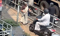 Viral Video: ಫುಟ್‌ಪಾತ್ ಮೇಲೆ ನುಗ್ಗಿದ ಬೈಕ್ ಸವಾರನಿಗೆ ವೃದ್ಧೆಯಿಂದ ಪಾಠ!