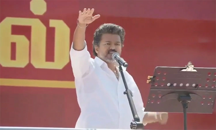 ಹಣ ತೆಗದುಕೊಳ್ಳಿ ಆದರೆ ಶಿಳ್ಳೆ ಹೊಡೆಯಿರಿ: ಡಿಎಂಕೆ ವಿರುದ್ಧ ವಿಜಯ್ ವಾಗ್ದಾಳಿ