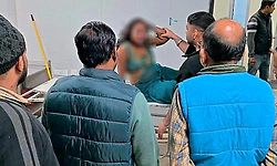 ಬಿಹಾರದ ನರ್ತಕಿ ಬಾಯಿಗೆ ನಾಣ್ಯ ತುರುಕಿದ ಪ್ರೇಕ್ಷಕರು: ಸ್ಥಿತಿ ಗಂಭೀರ