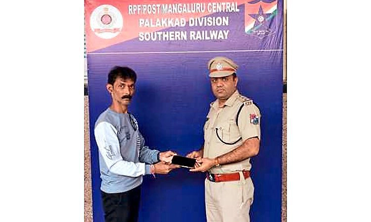Mangaluru: ಕಳವಾಗಿದ್ದ ಮೊಬೈಲ್ ಮಾಲಕನಿಗೆ ಹಸ್ತಾಂತರ