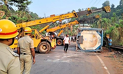 Sullia: ಕಂಟೈನರ್ ಪಲ್ಟಿ - ಕಾರ್ಯಾಚರಣೆ