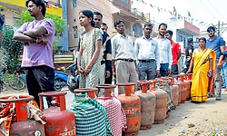 ಅಭಾವ ಆತಂಕ, ಗ್ಯಾಸ್‌ಗಾಗಿ ಧಾವಂತ: ರಾಜ್ಯದ ಕೆಲವೆಡೆ ಸಂಘರ್ಷ ಸ್ಥಿತಿ