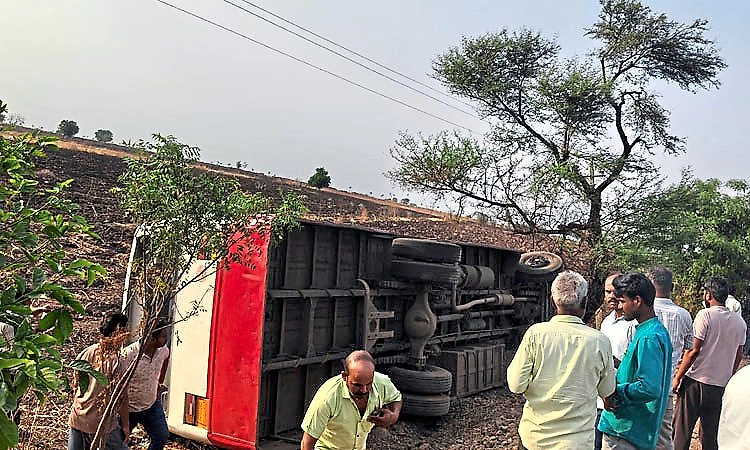 Bus overturns near Satihal in Vijayapura, 20 injured