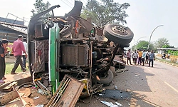 Shikaripura: ಖಾಸಗಿ ಬಸ್ ಪಲ್ಟಿಯಾಗಿ ಹಲವರಿಗೆ ಗಾಯ