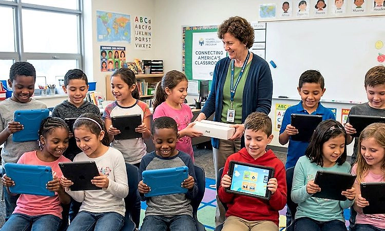 ಈ ಶಾಲೆಯಲ್ಲಿ ಪ್ರತಿಯೊಬ್ಬ ವಿದ್ಯಾರ್ಥಿಗೂ ಸಿಕ್ಕಿತು ಉಚಿತ ಐಪ್ಯಾಡ್‌; ವಿಡಿಯೋ ವೈರಲ್