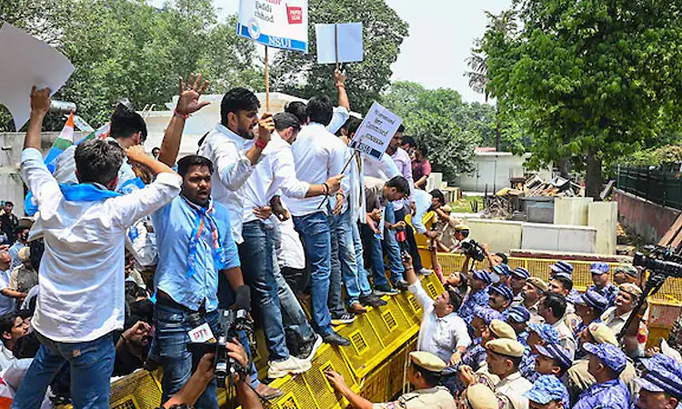 ನೀಟ್‌ ಪ್ರಶ್ನೆಪತ್ರಿಕೆ ಸೋರಿಕೆ: ದಿಲ್ಲಿ ಸೇರಿ ಹಲವು ರಾಜ್ಯದಲ್ಲಿ ಪ್ರತಿಭಟನೆ