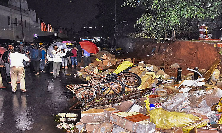   ಬೌರಿಂಗ್‌ ಆಸ್ಪತ್ರೆ ಕಾಂಪೌಂಡ್‌ ಕುಸಿತಕ್ಕೆ ನಿರ್ಲಕ್ಷ್ಯವೇ ಕಾರಣ: ಜಿಲ್ಲಾಧಿಕಾರಿ ವರದಿ