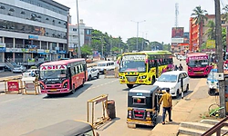 Mulki: ಹೆದ್ದಾರಿಯಲ್ಲೇ ಬಸ್‌ ನಿಲುಗಡೆ!