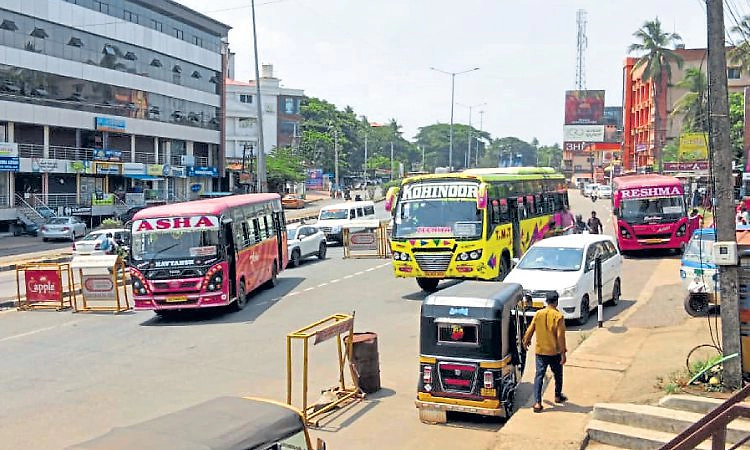 Mulki: ಹೆದ್ದಾರಿಯಲ್ಲೇ ಬಸ್‌ ನಿಲುಗಡೆ!