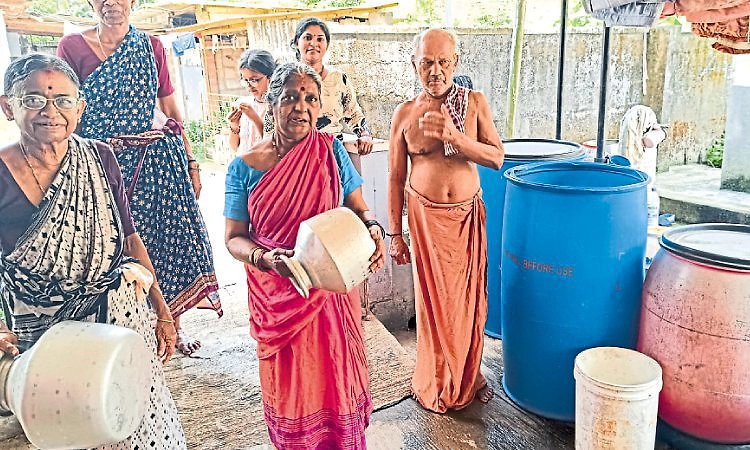 ನೀರಿಗೂ ತತ್ವಾರ; ಈಗ ನೆಂಟರೂ ದೂರ!
