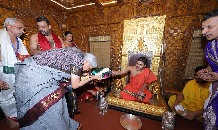 Udupi: ಉಡುಪಿ ಶ್ರೀಕೃಷ್ಣಮಠಕ್ಕೆ ವಿತ್ತ ಸಚಿವೆ ನಿರ್ಮಲಾ ಸೀತಾರಾಮನ್‌ ಭೇಟಿ, ದೇವರ ದರ್ಶನ