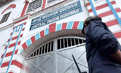 Dharwad: ವಿಚಾರಾಧೀನ ಕೈದಿಗಳಿಂದ ಕರ್ತವ್ಯನಿರತ ವಾರ್ಡನ್ ಮೇಲೆ ಮಾರಣಾಂತಿಕ ಹಲ್ಲೆ