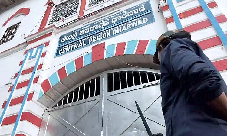 Dharwad: ವಿಚಾರಾಧೀನ ಕೈದಿಗಳಿಂದ ಕರ್ತವ್ಯನಿರತ ವಾರ್ಡನ್ ಮೇಲೆ ಮಾರಣಾಂತಿಕ ಹಲ್ಲೆ