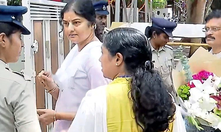 ಸಿಎಂ ಭೇಟಿಗೆ ಆಗಮಿಸಿದ ನಟಿ ಪ್ರೇಮಾರನ್ನು ಗೇಟಿನಲ್ಲೇ ತಡೆದ ಭದ್ರತಾ ಸಿಬ್ಬಂದಿ