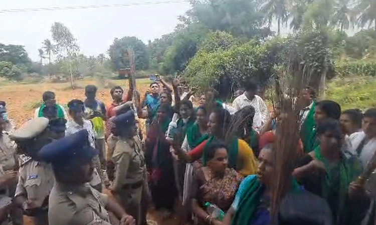 ಬಿಡದಿ ಸ್ಮಾರ್ಟ್ ಸಿಟಿ ವಿವಾದ ತಾರಕಕ್ಕೆ: ಜಂಟಿ ಸರ್ವೇಗೆ ಬಂದ ಅಧಿಕಾರಿಗಳಿಗೆ ಪೊರಕೆ ಏಟು