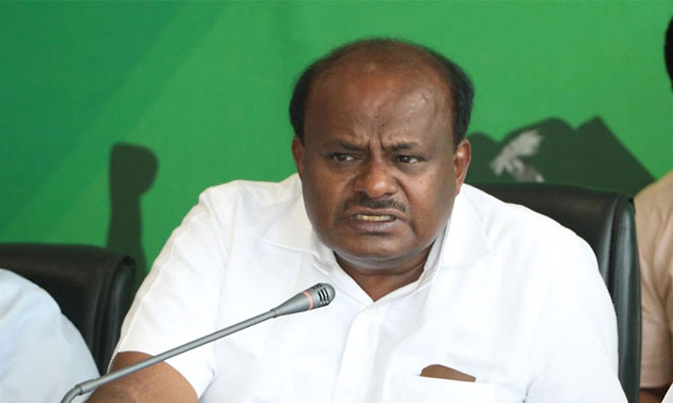 ಬಿಡದಿಯಲ್ಲಿ ಸರ್ವೇ ವೇಳೆ ಪೊರಕೆ ಸೇವೆ: ಸರಕಾರದ ವಿರುದ್ಧ ಎಚ್ ಡಿಕೆ ಆಕ್ರೋಶ