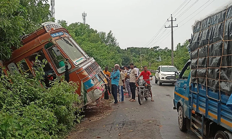 Ripponpet: Truck falls into 25-foot ditch near Arasalu lake bund; driver escapes unhurt