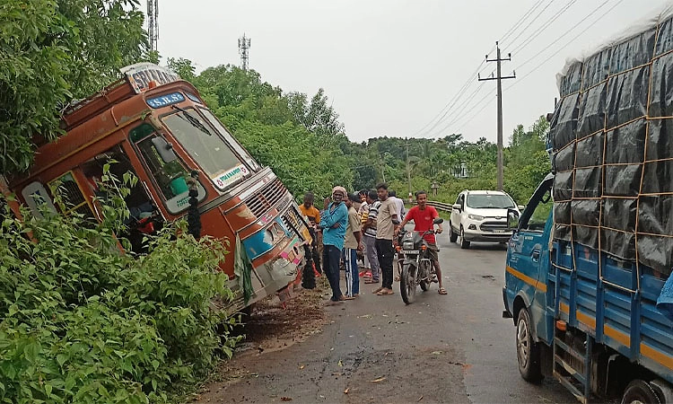 Ripponpet: ಅರಸಾಳು ಕೆರೆ ಏರಿ ಬಳಿ ಕಂದಕಕ್ಕೆ ಉರುಳಿದ ಲಾರಿ, ಚಾಲಕ ಪ್ರಾಣಾಪಾಯದಿಂದ ಪಾರು