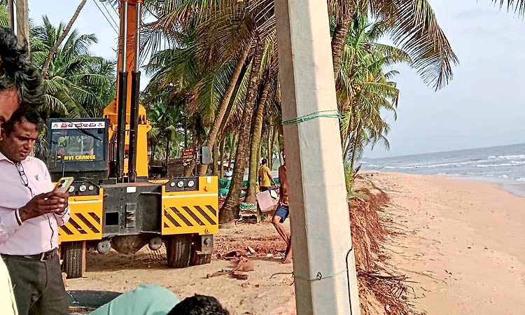 ಮಟ್ಟು ಬೀಚ್: ಕಡಲ ಪಾಲಾಗಲಿದ್ದ ಹೈಮಾಸ್ಕ್ ಲೈಟ್ ಕಂಬ ತೆರವು