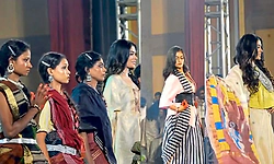 Video: ಶಸ್ತ್ರಾಸ್ತ್ರ ತೊರೆದ ಮಾಜಿ ಮಹಿಳಾ ಮಾವೋವಾದಿಗಳಿಂದ ರ‍್ಯಾಂಪ್ ವಾಕ್!