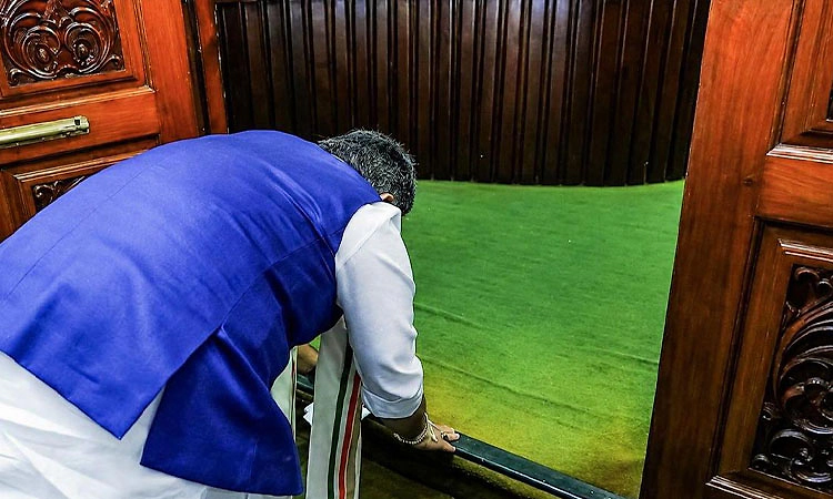 ವಿಧಾನಸೌಧ ಮೆಟ್ಟಿಲು, ಸಭಾನಾಯಕ ಕುರ್ಚಿಗೆ ನಮಿಸಿದ ಸಿಎಂ