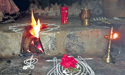 Kasaragod: ಮನೆಯ ಒಲೆಯೇ ಹೋಮಕುಂಡ!