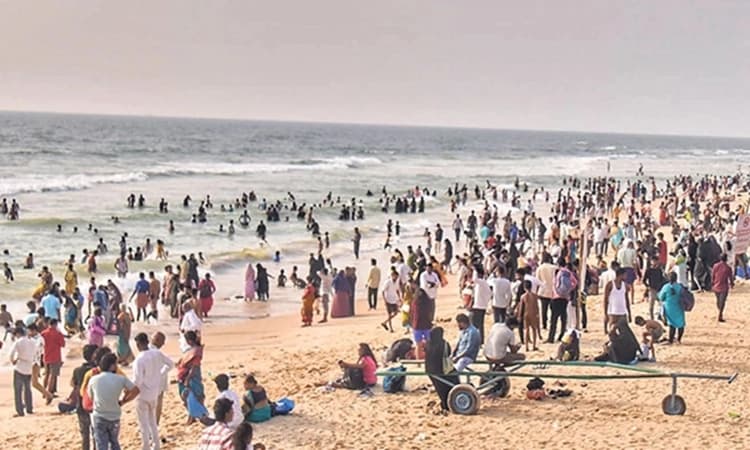 Devotees throng Kukke Subrahmanya temple and coastal beaches during festive weekend