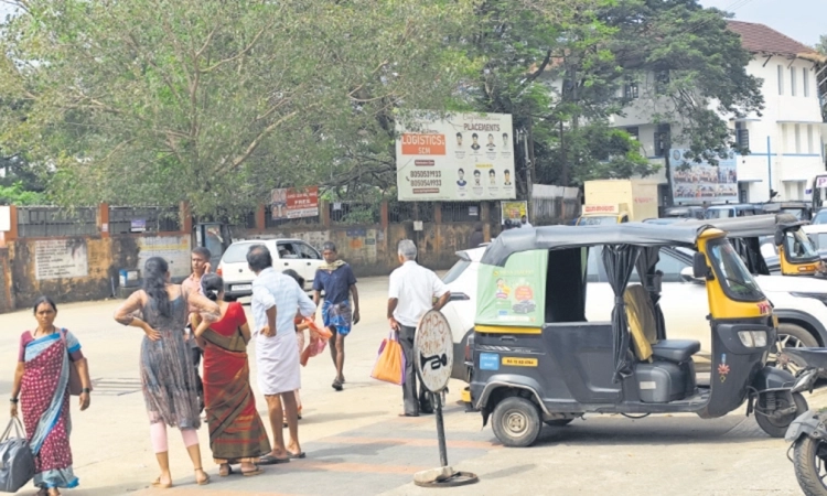 M'luru: Lack of shelters leaves commuters stranded in rain & heat at Hampankatta