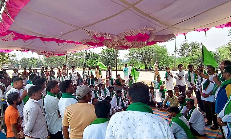Koppal: Farmers shut down Hitnal toll plaza demanding fair prices for crops