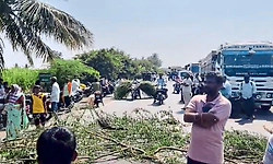 ಕಬ್ಬಿಗೆ ಸೂಕ್ತ ಬೆಲೆ ನಿಗದಿಗೆ ಆಗ್ರಹ: ಮುಧೋಳ-ನಿಪ್ಪಾಣಿ ರಾಜ್ಯ ಹೆದ್ದಾರಿ ಸಂಚಾರ ಬಂದ್