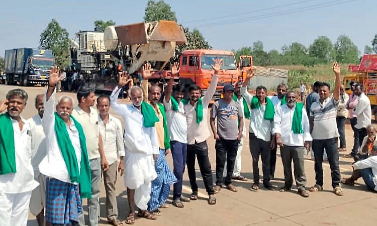 Dharwad: ಯರಿಕೊಪ್ಪ ಬಳಿ ರಾಷ್ಟ್ರೀಯ ಹೆದ್ದಾರಿ ಬಂದ್ ಮಾಡಿ ರೈತರ ಪ್ರತಿಭಟನೆ
