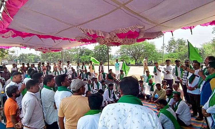 Koppala: ಬೆಂಬಲ ಬೆಲೆಗೆ ಆಗ್ರಹಿಸಿ ರೈತರಿಂದ ಹಿಟ್ನಾಳ ಟೋಲ್ ಬಂದ್