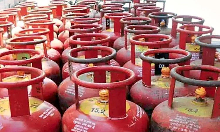 ಗ್ಯಾಸ್ ಸಿಲಿಂಡರ್ ಅಕ್ರಮ ಮಾರಾಟ: ಅಂಗಡಿ ಮೇಲೆ ಆಹಾರ ಅಧಿಕಾರಿಗಳಿಂದ ದಾಳಿ