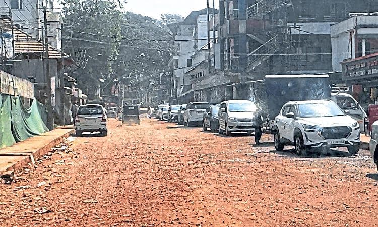 Kollur: ಅಗೆದ ಮುಖ್ಯ ರಸ್ತೆಯ ಡಾಮರು ಕಾಮಗಾರಿ ಆಮೆಗತಿ