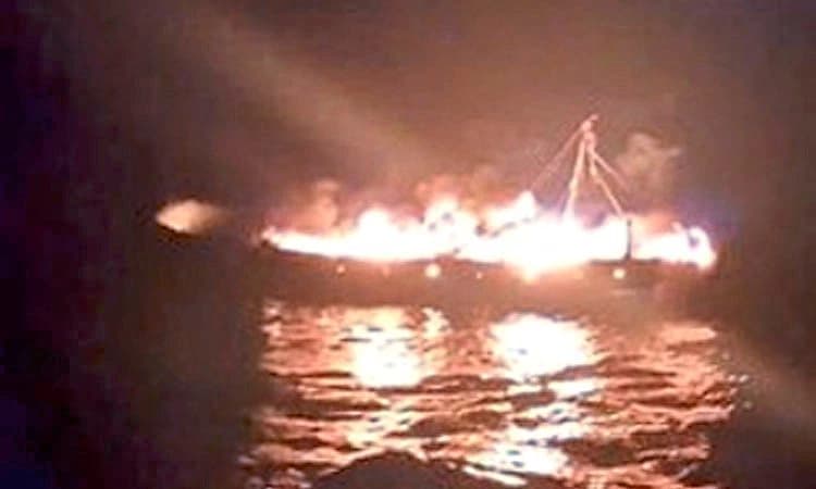 Mangaluru: ಮೀನುಗಾರಿಕೆಗೆ ತೆರಳಿದ್ದ ಬೋಟ್ ಬೆಂಕಿಗೆ ಆಹುತಿ