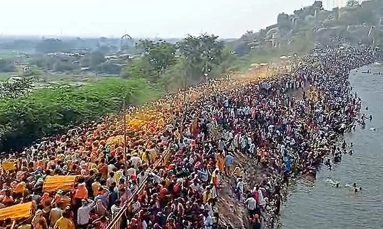 Devotees throw sheep during Mailaralingeshwara fair in Yadgir despite official ban