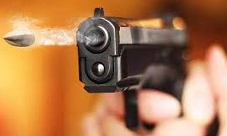 ವಿಜಯಪುರ: ದೇಗುಲದ ಮುಂದೆ ಗಾಳೀಲಿ ಗುಂಡು ಹಾರಿಸಿ ವಿಡಿಯೋ!