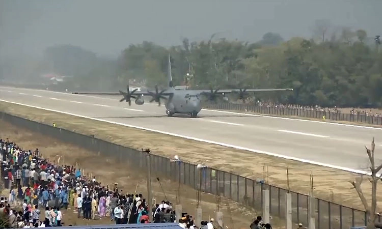 Assam;  ಮೊದಲ ತುರ್ತು ಲ್ಯಾಂಡಿಂಗ್ ಹೆದ್ದಾರಿಯಲ್ಲಿ ಮೋದಿ ಐತಿಹಾಸಿಕ ಭೂ ಸ್ಪರ್ಶ