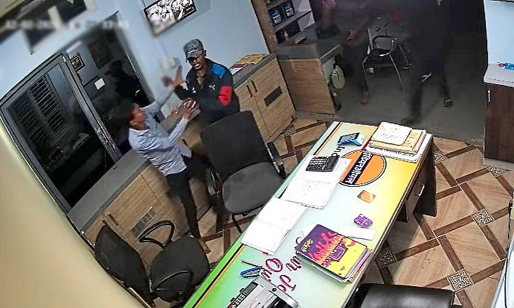 Hunsur: ಪೆಟ್ರೋಲ್ ಬಂಕ್ ಸಿಬ್ಬಂದಿ ಮೇಲೆ ದರೋಡೆಕೋರರ ತಂಡ ದಾಳಿ, ಹಣ ದೋಚಿ ಪರಾರಿ