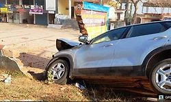 Kavalapadur: ಮಾಹಿತಿಗೋಡೆಗೆ ಕಾರು ಢಿಕ್ಕಿ