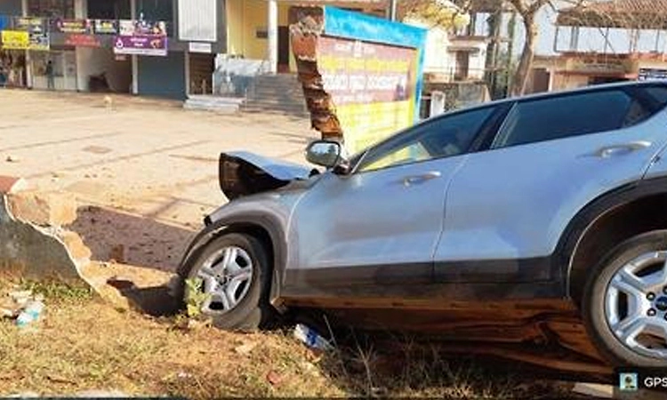 Kavalapadur: ಮಾಹಿತಿಗೋಡೆಗೆ ಕಾರು ಢಿಕ್ಕಿ