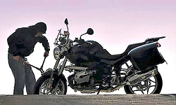 Pandeshwar: ರಸ್ತೆ ಬದಿ ನಿಲ್ಲಿಸಿದ್ದ ಬೈಕ್ ಕಳವು