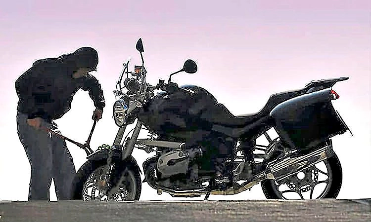 Pandeshwar: ರಸ್ತೆ ಬದಿ ನಿಲ್ಲಿಸಿದ್ದ ಬೈಕ್ ಕಳವು