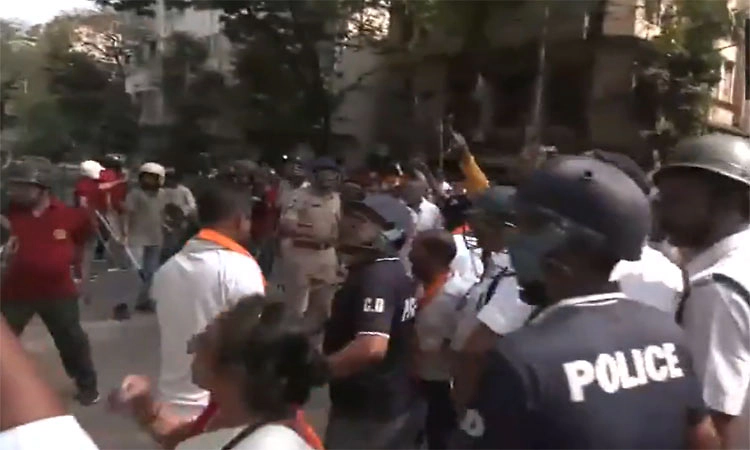 Kolkata; ಪ್ರಧಾನಿ ಮೋದಿ ರ‍್ಯಾಲಿಗೆ ಮುನ್ನ ಟಿಎಂಸಿ, ಬಿಜೆಪಿ ಕಾರ್ಯಕರ್ತರ  ಘರ್ಷಣೆ