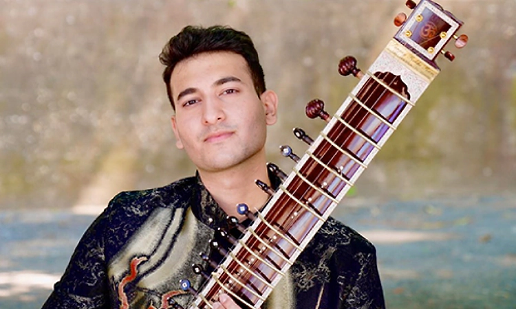 Rishab Rikhiram Sharma pays tribute to Asha Bhosle, sings her song at concert